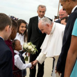 Young girl meets Pope during ceremony after his speech at the White House. PhotoWhite House/Twitter